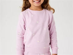 Pige iført Name It sweatshirt corsage med små hjerter